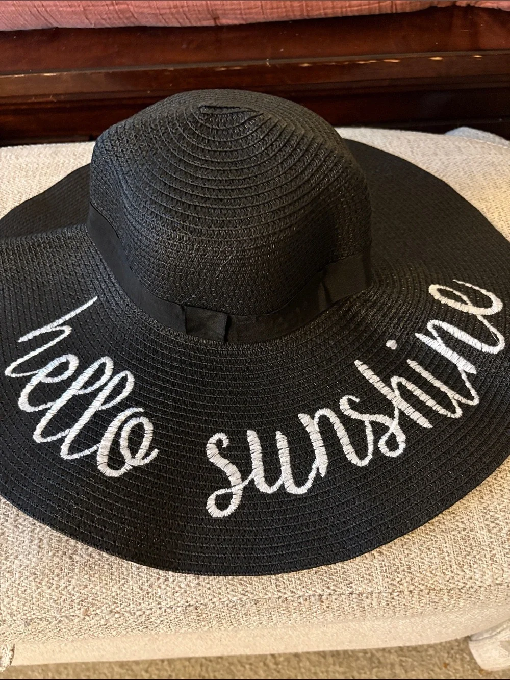 Packable, roll up floppy straw hat.